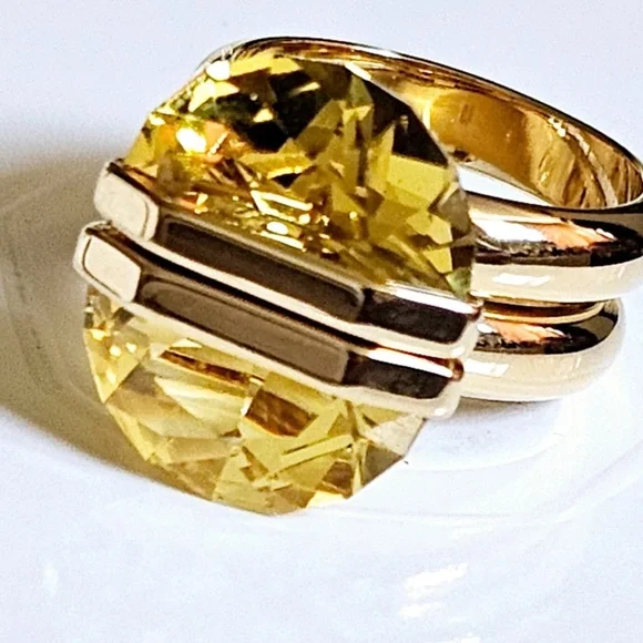 New SWAROVSKI Lucent ring Magnetic closure